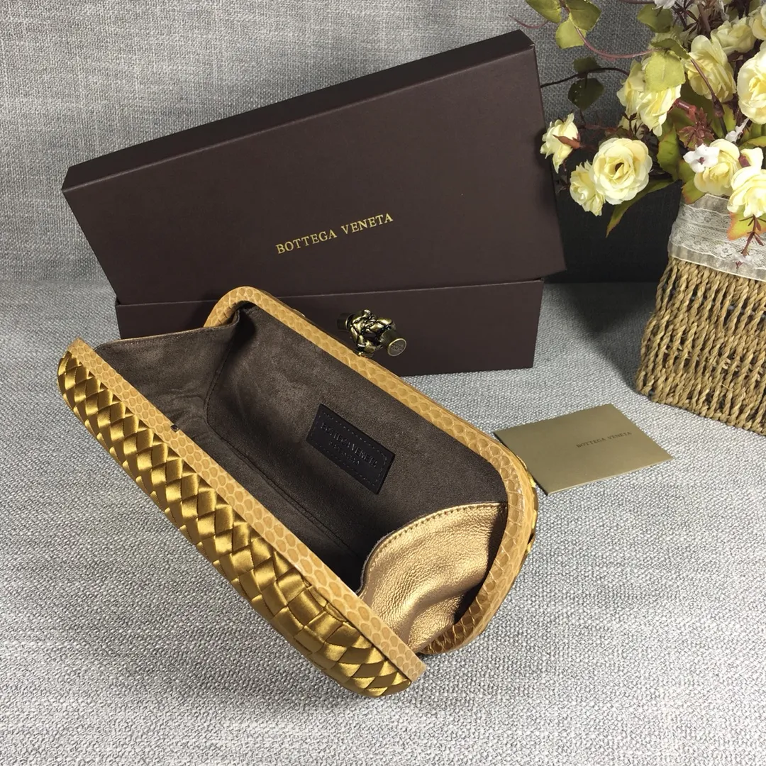 8651 Large Classic Dinner Bag ~~~Snake leather with ribbon ~~~Dense and slippery, not easy to fluff, can hold iPhones of all sizes! Size: 25cm*9.5cm*4cm